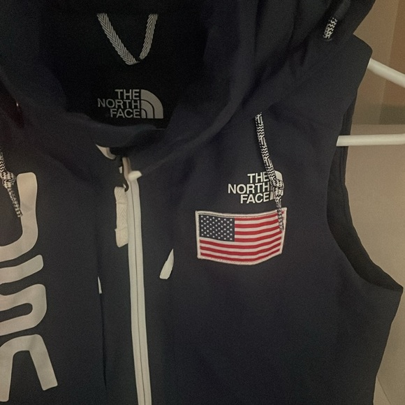 Woman’s The North Face long style vest - Picture 2 of 3